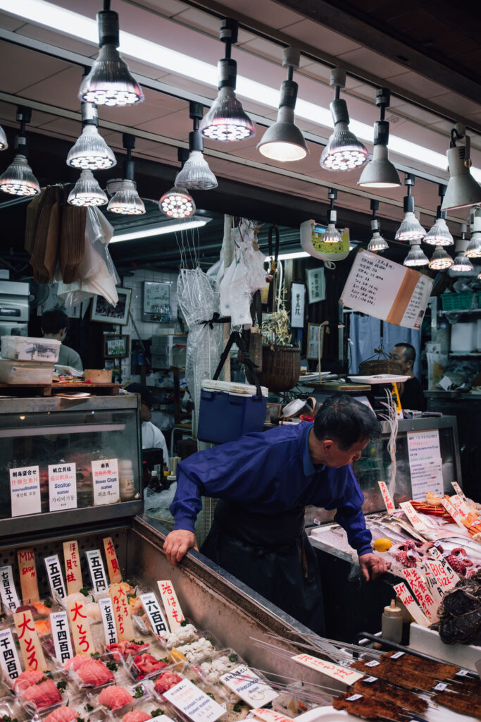 Mercati del Giappone, un tributo visivo alla ricchezza culturale e umana.